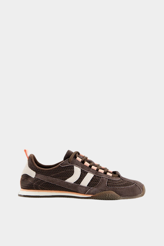 Zapatillas Coolway Nilo Raw Cacao de mujer en marrón chocolate con malla, serraje y piel, inspiradas en el running retro
