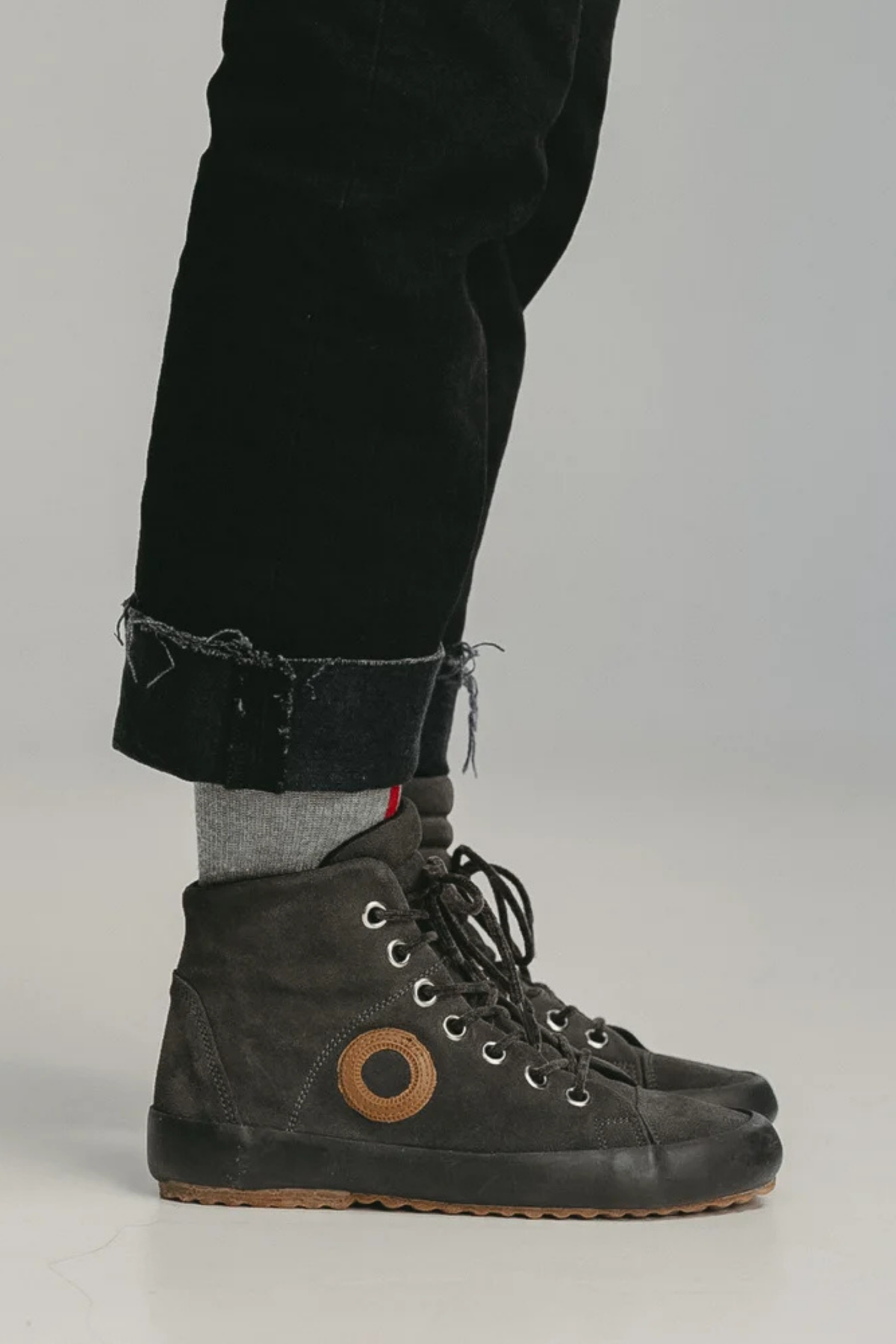 Zapatillas Aro Wen H Charcoal de mujer puestas con pantalón negro, caña alta de ante y suela de goma