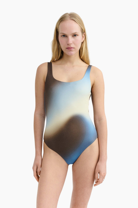 Bañador Amalfi Glass de Thinking Mu con estampado degradado azul y marrón