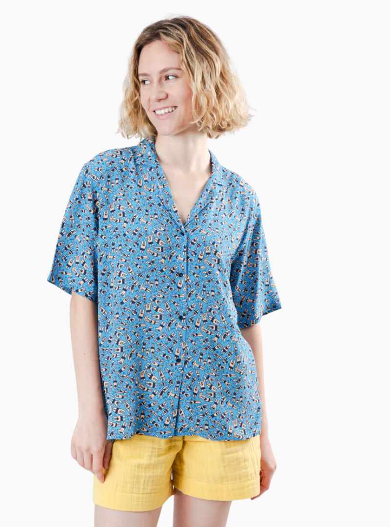 Blusa estampada Brava Fabrics Aloha Just Swim Blue de mujer en viscosa sostenible con ilustración de nadadores.