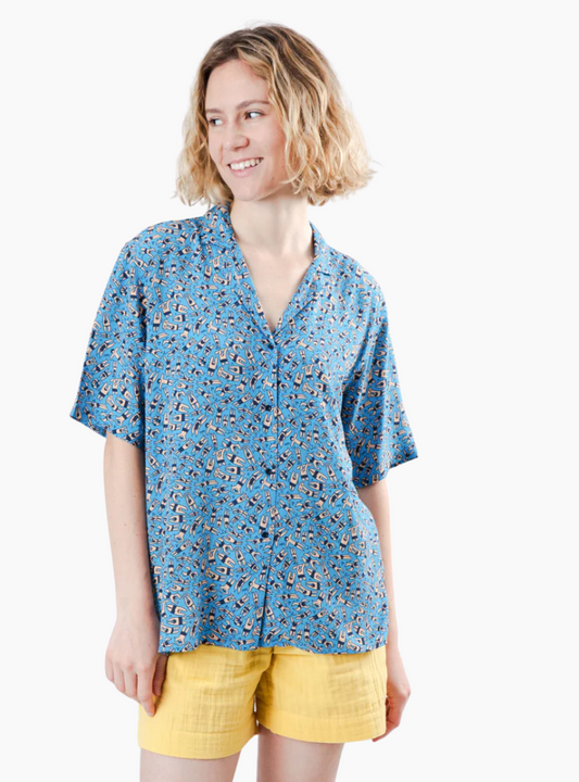 Blusa estampada Brava Fabrics Aloha Just Swim Blue de mujer en viscosa sostenible con ilustración de nadadores.