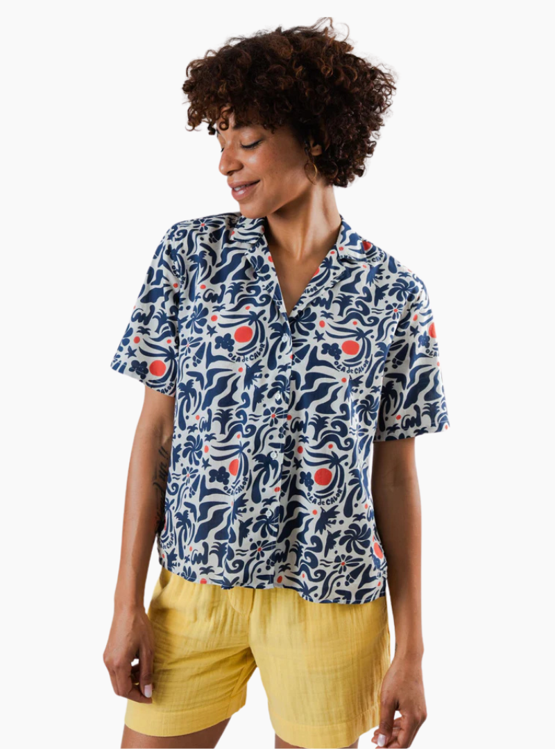 Blusa estampada Brava Fabrics Aloha Ola de Calor Navy para mujer en viscosa sostenible.