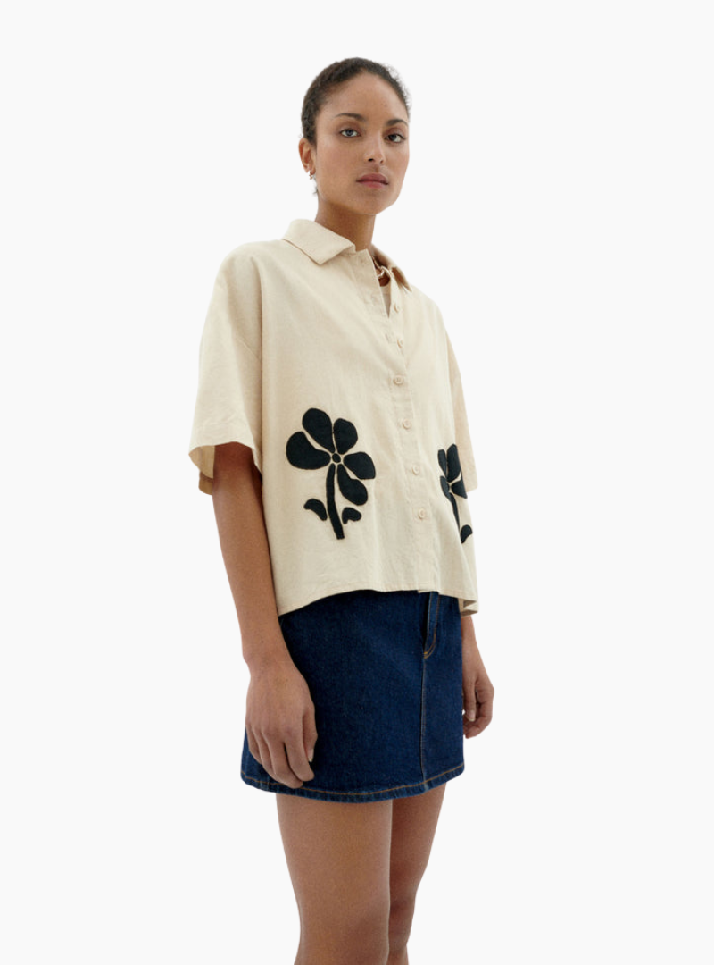 Blusa Patched Anna Marygold de Thinking Mu en algodón orgánico con flores bordadas y corte oversized