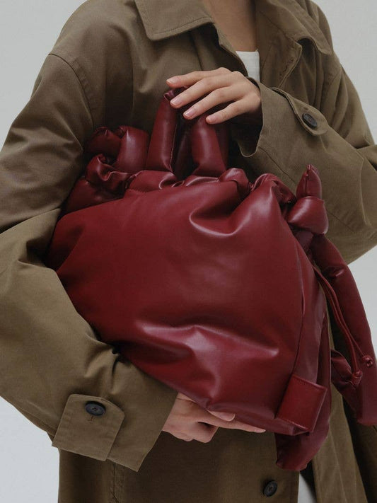 Bolso Ona de piel vegana Olend color cereza con correa ajustable y acabado suave