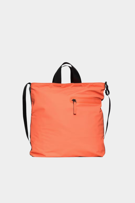 Bolso tote impermeable Rains Dash en color Ember naranja con bolsillo frontal y correa ajustable