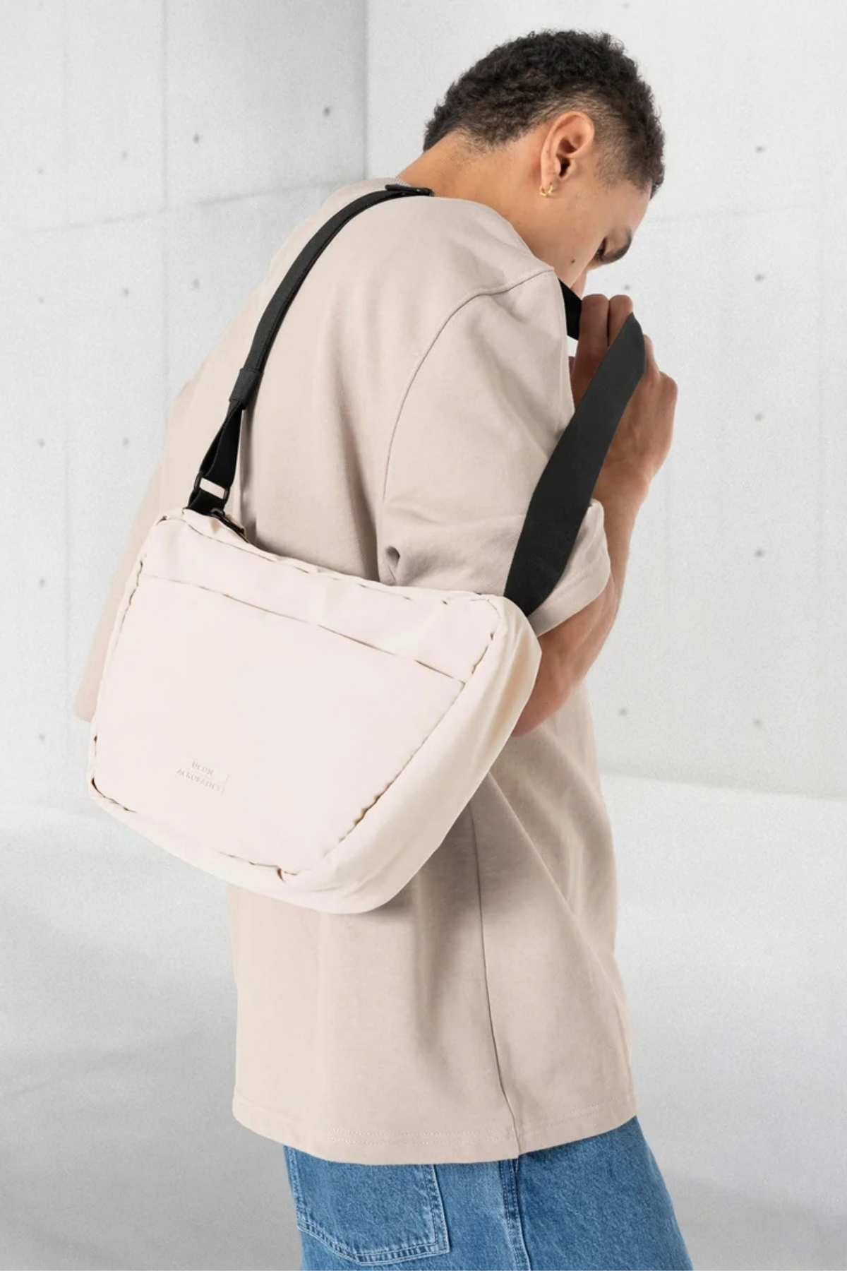 Bolso Ucon Acrobatics Adam Half-Moon Mini Light Apricot llevado al hombro