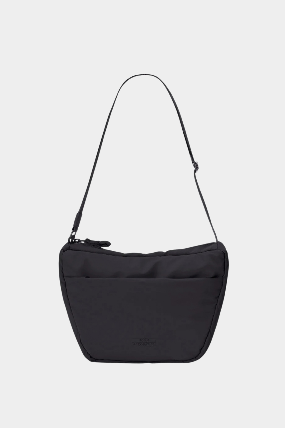Bolso Ucon Acrobatics Adam Half-Moon Mini negro acolchado, con correa ajustable y diseño compacto de 5 litros