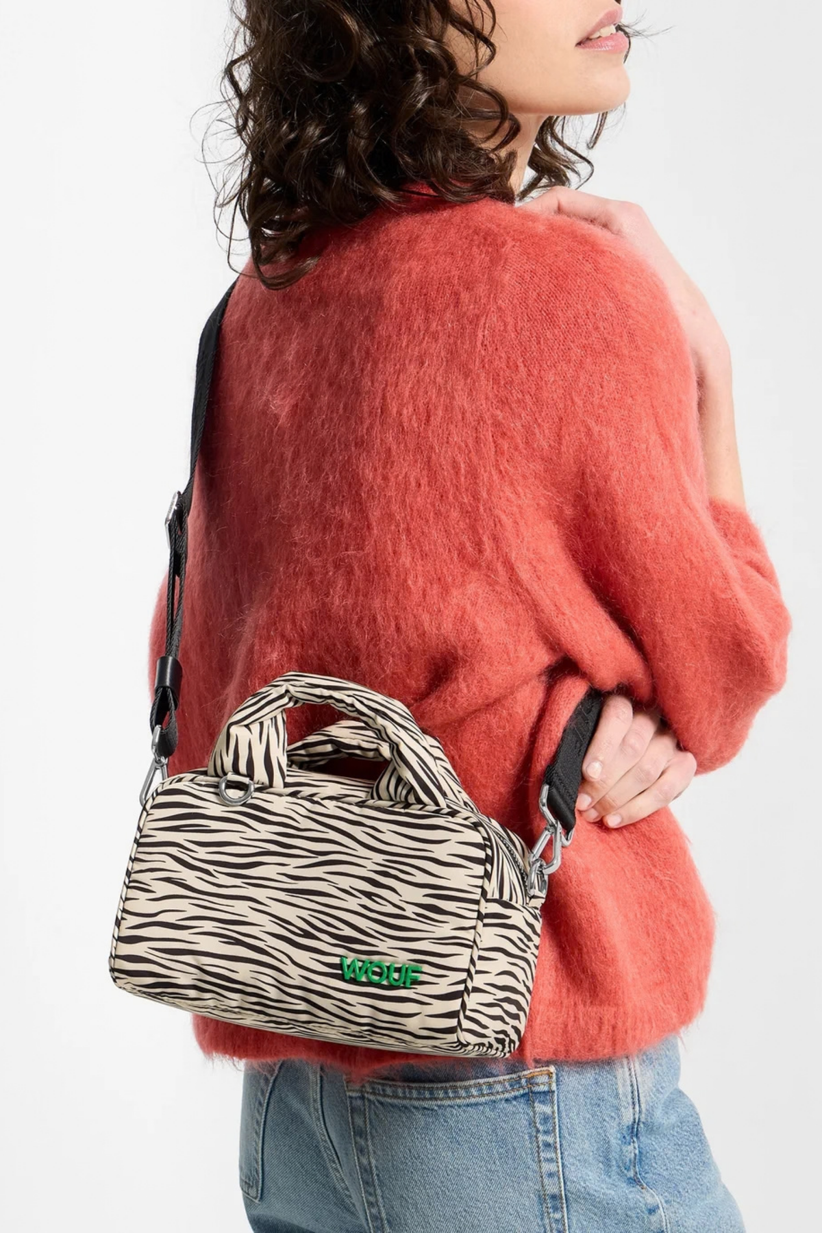 Bolso bowling Wouf Zebra Hit llevado cruzado, con estampado animal y formato compacto para diario