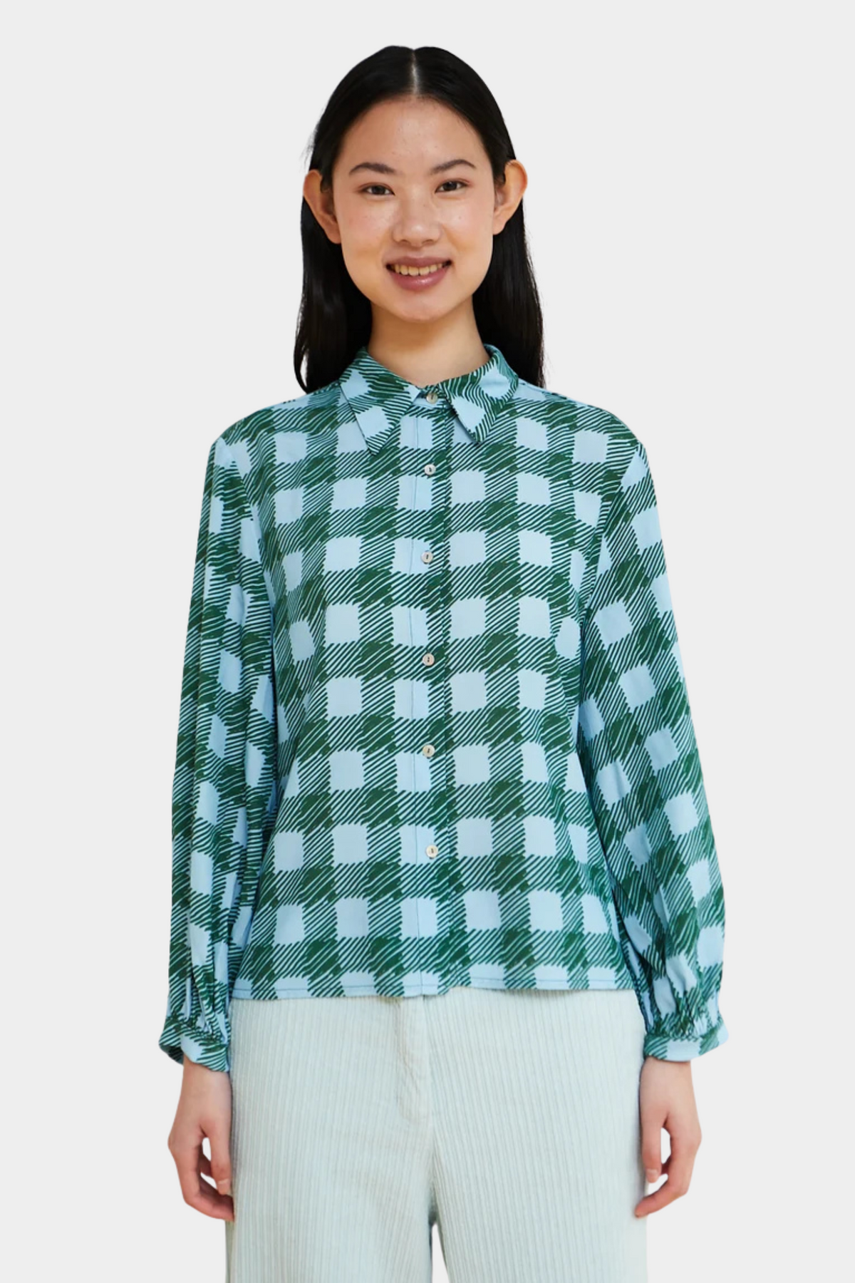 Camisa Magia de Dr Bloom para mujer con cuadros maxi azul y verde, cuello clásico y manga ligeramente abullonada