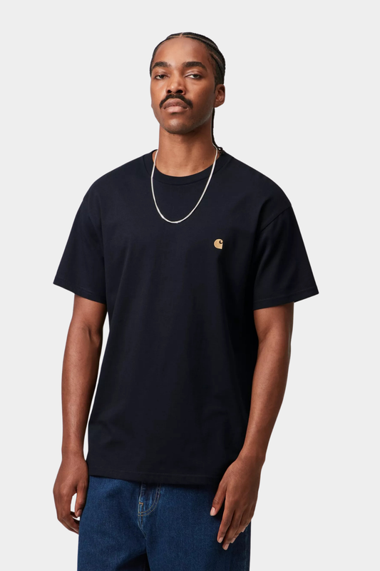 Camiseta Carhartt WIP S/S Chase Dark Navy para hombre, de corte holgado con logo C dorado bordado en el pecho