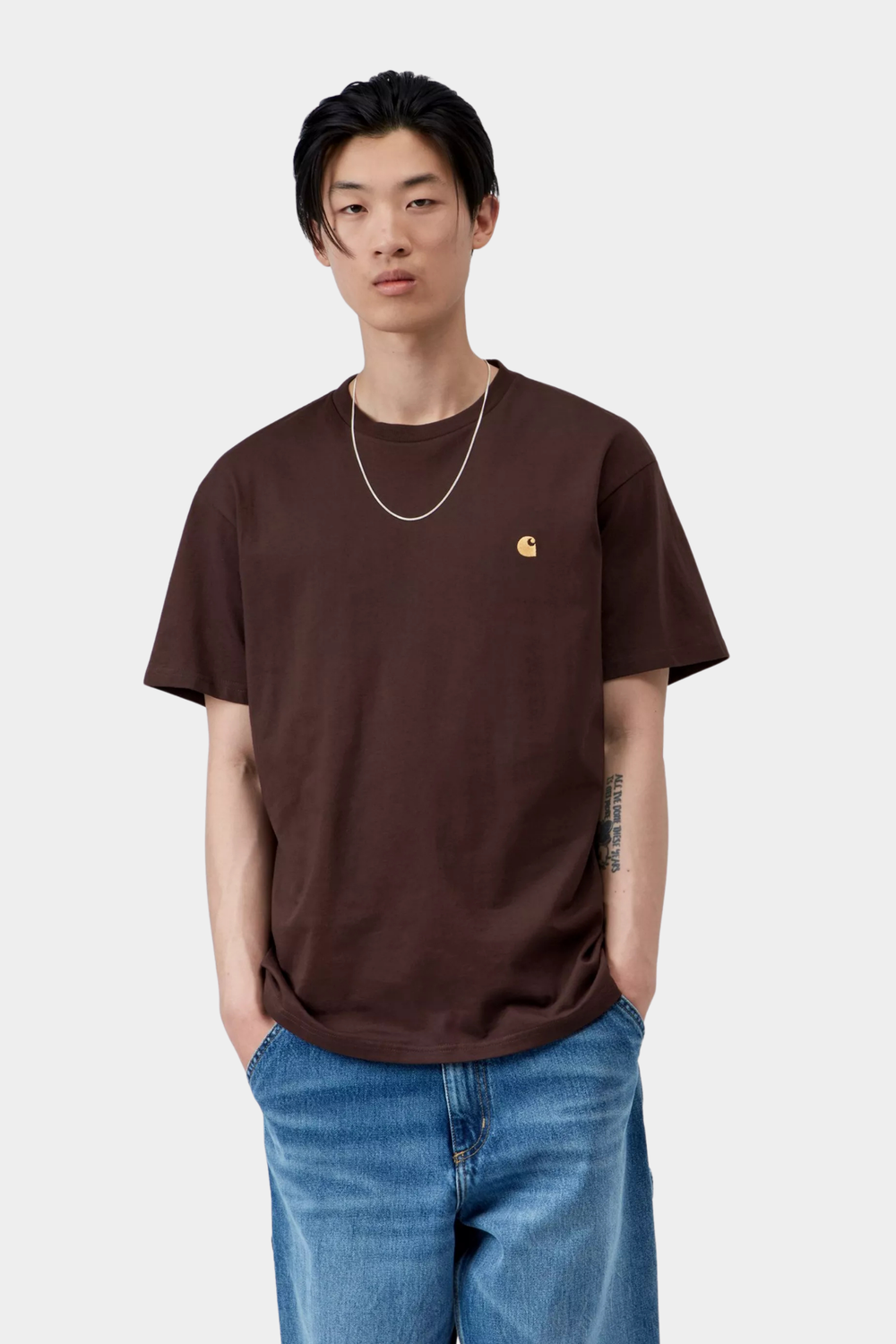 Camiseta Carhartt WIP S/S Chase Palisander para hombre, en marrón cálido con corte holgado y logo C dorado bordado