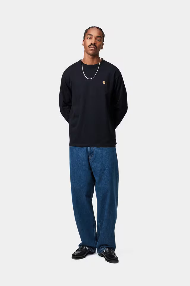 Camiseta Carhartt WIP L/S Chase color Dark Navy con logo dorado bordado en el pecho