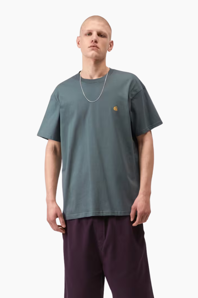 Camiseta Carhartt WIP S/S Chase Cozy Blue azul grisáceo con logo dorado