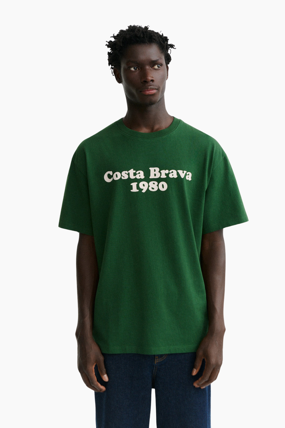 Camiseta Costa Brava Aaron de Thinking Mu para hombre en algodón orgánico verde oscuro con estampado frontal retro