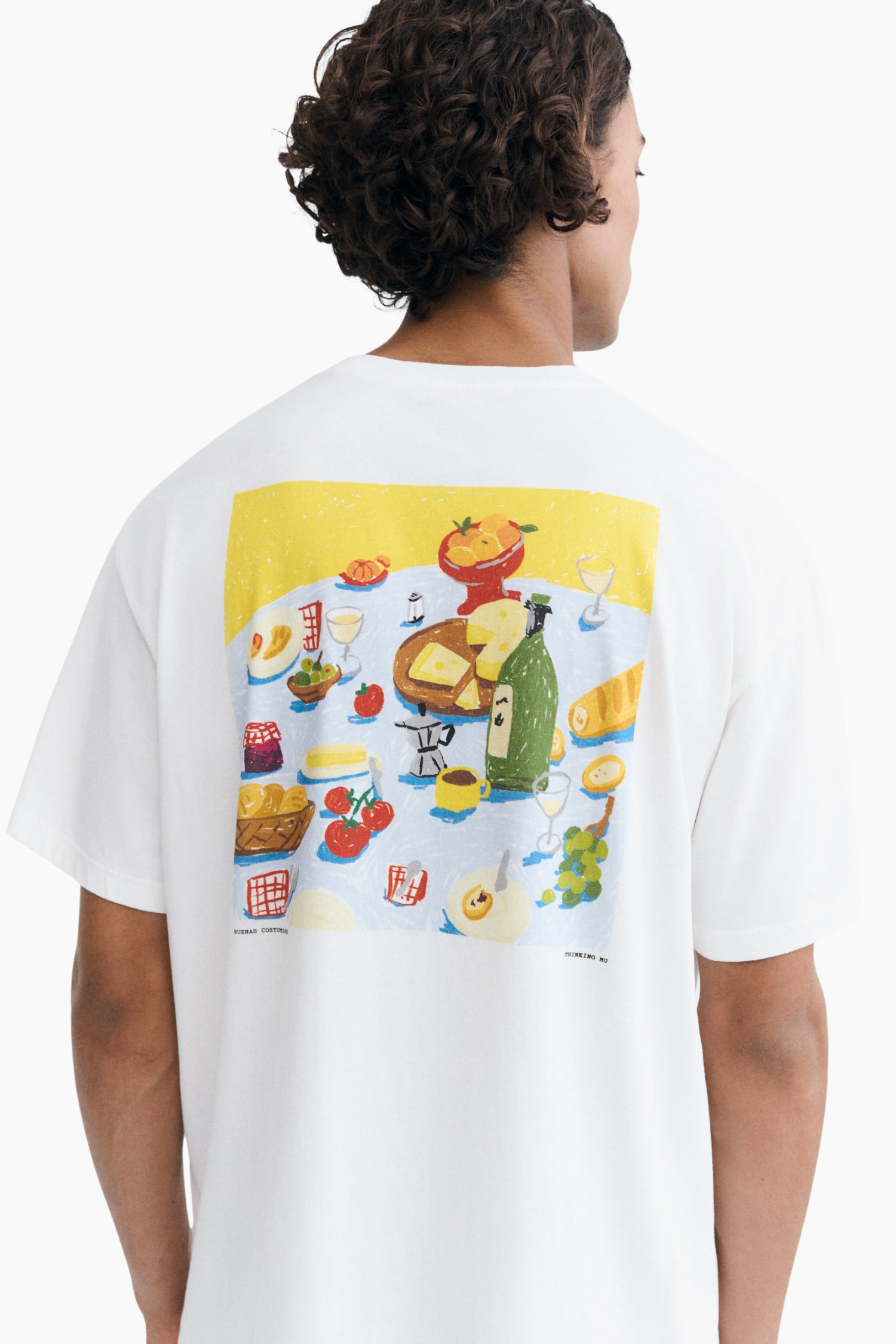 Camiseta Costumbres Aaron de Thinking Mu para hombre en algodón orgánico con ilustración mediterránea en la espalda