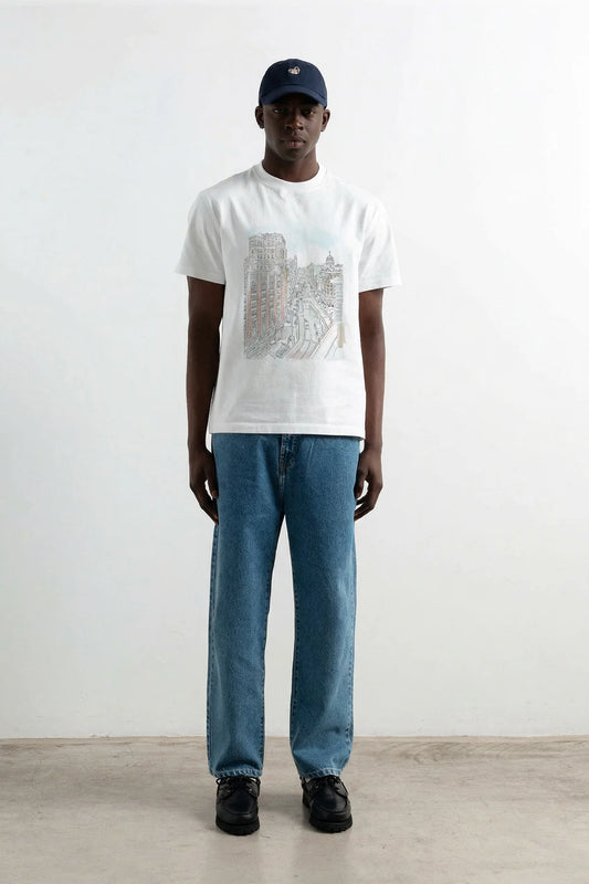 Look de hombre con camiseta Gran Vía de Edmmond Studios blanca con ilustración de Madrid y fit regular