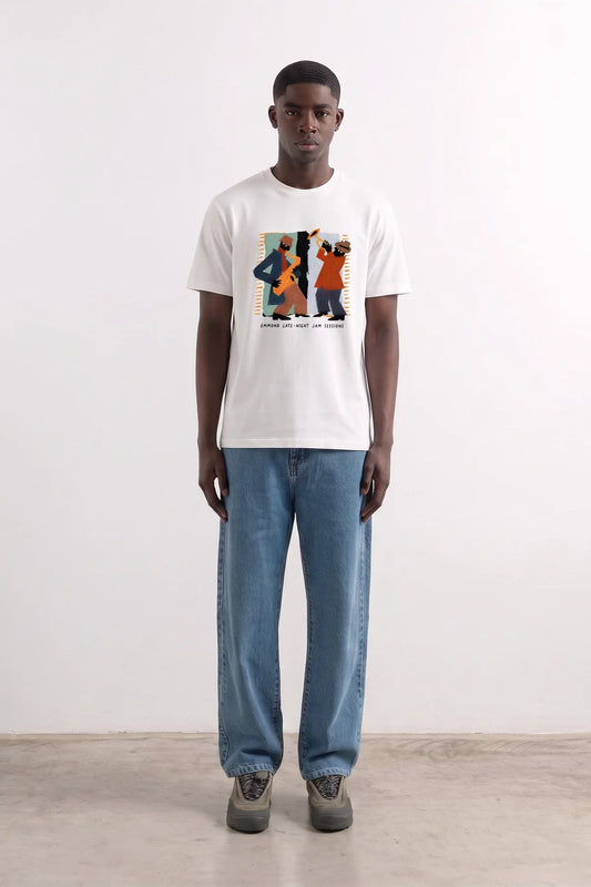Look de hombre con camiseta JAM de Edmmond Studios en algodón orgánico blanco roto con ilustración frontal