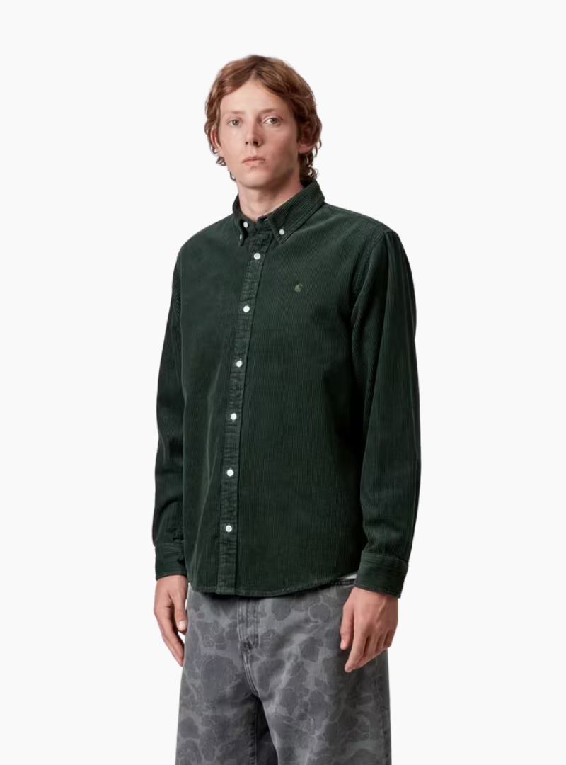 Camisa de pana para hombre Carhartt WIP Madison Cord Shirt verde Sycamore Tree con cuello abotonado y logo bordado.