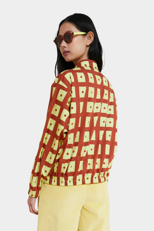 Detalle de la camisa Bingo de Dr Bloom con print geométrico marrón y amarillo sobre tejido ligero de algodón
