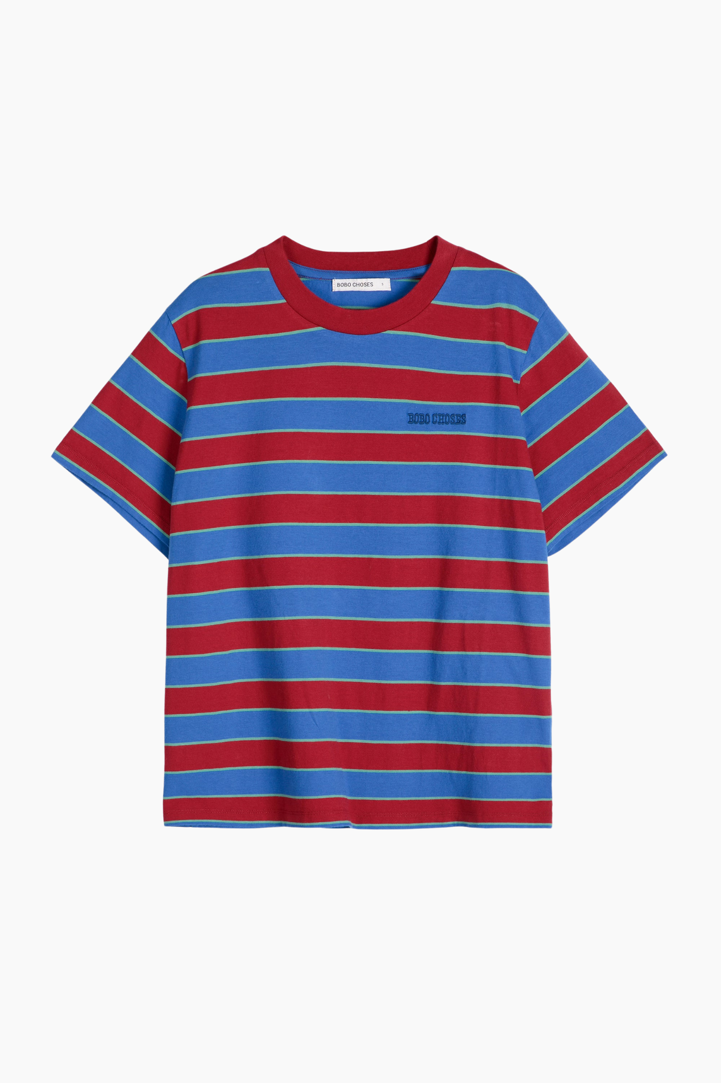 Detalle de camiseta Bobo Choses de rayas azules y rojas con cuello redondo y logo bordado en el pecho