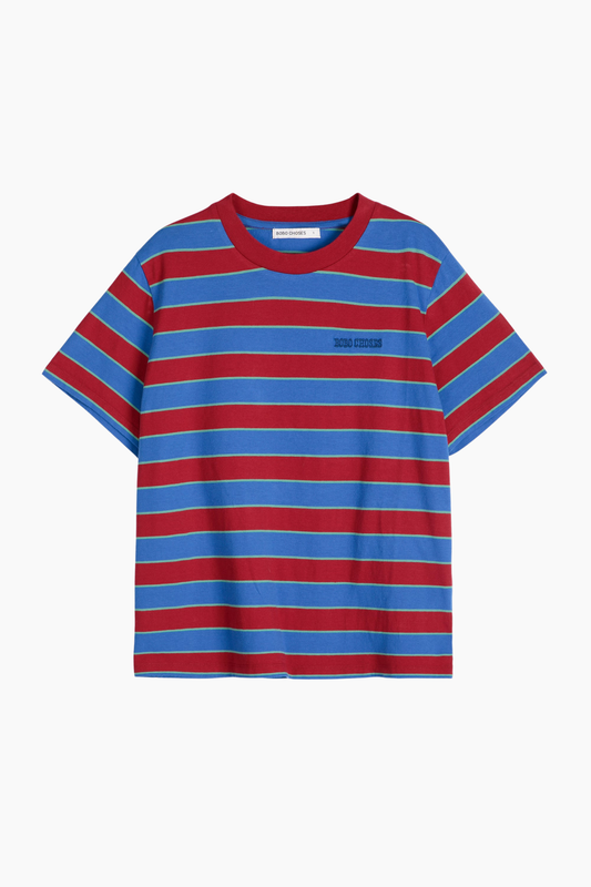 Detalle de camiseta Bobo Choses de rayas azules y rojas con cuello redondo y logo bordado en el pecho