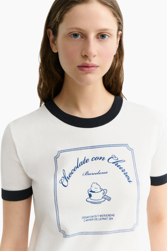 Detalle del estampado frontal de la camiseta Churros Zowie R de Thinking Mu con ilustración de inspiración retro