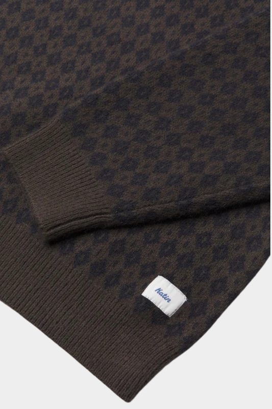 Detalle del jersey Check de Katin USA con punto suave, dibujo de rombos Gray Navy y etiqueta tejida de la marca