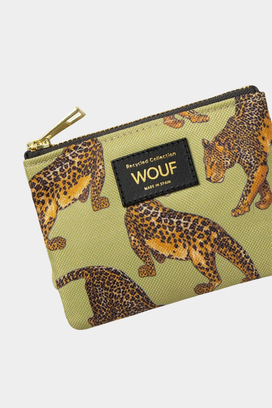 Detalle del monedero Wouf Avo Leopard con estampado de leopardos sobre fondo verde, etiqueta frontal y tirador dorado