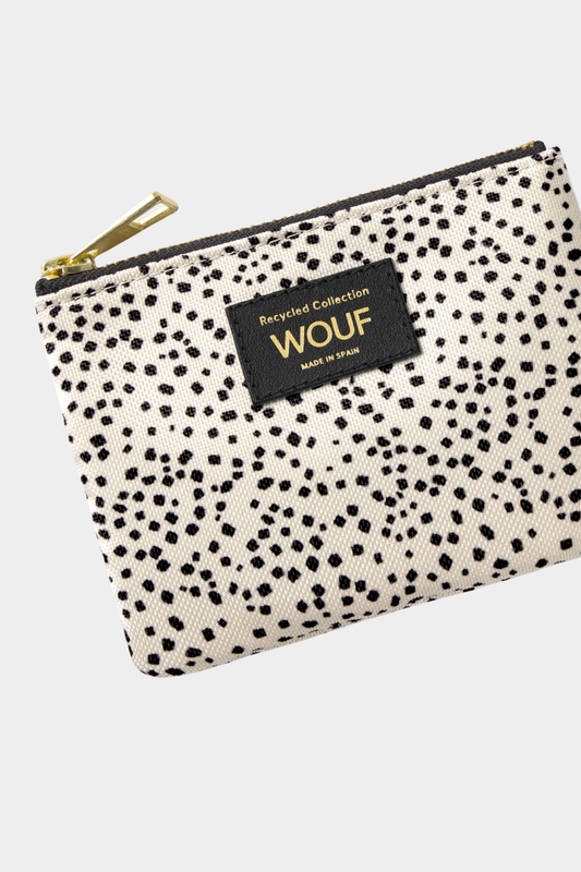 Detalle del monedero Wouf Panna con microestampado beige y negro, etiqueta frontal y tirador dorado