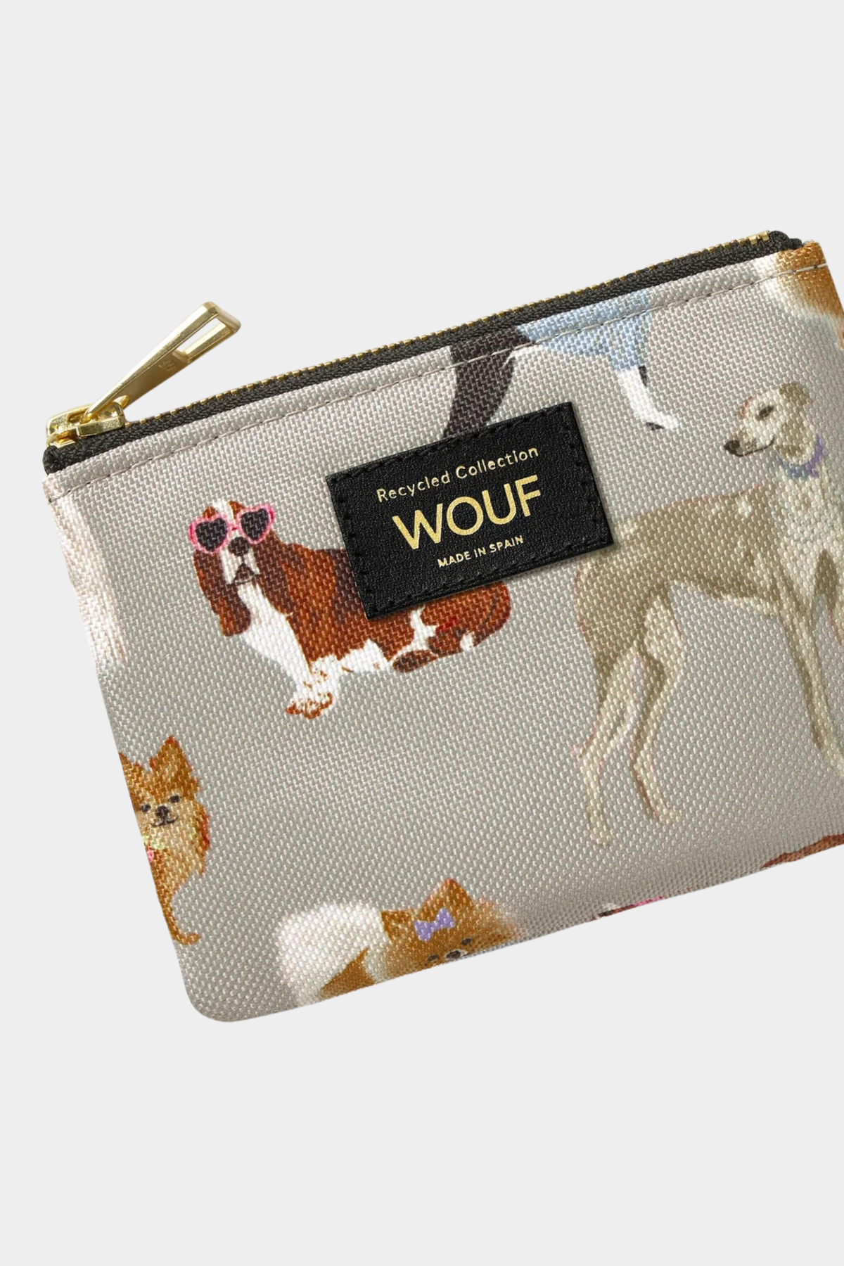Detalle del monedero Wouf Puppy con perros estampados, etiqueta frontal negra y tirador dorado personalizado