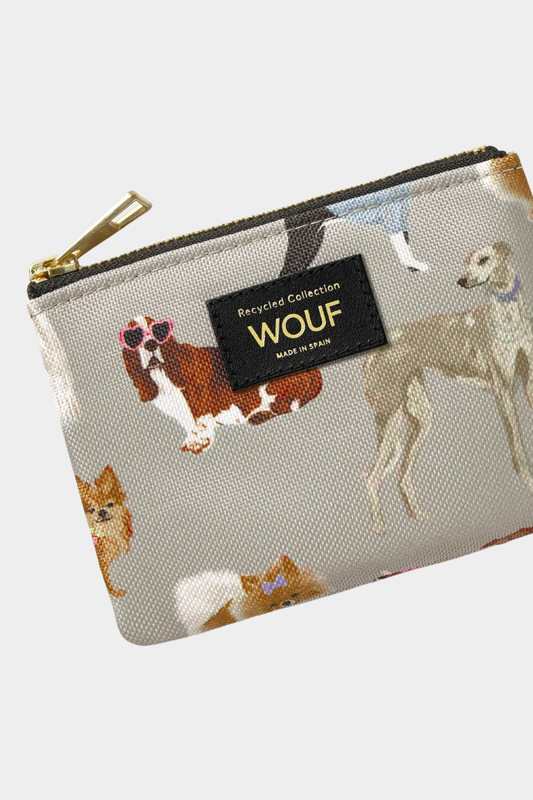 Detalle del monedero Wouf Puppy con perros estampados, etiqueta frontal negra y tirador dorado personalizado