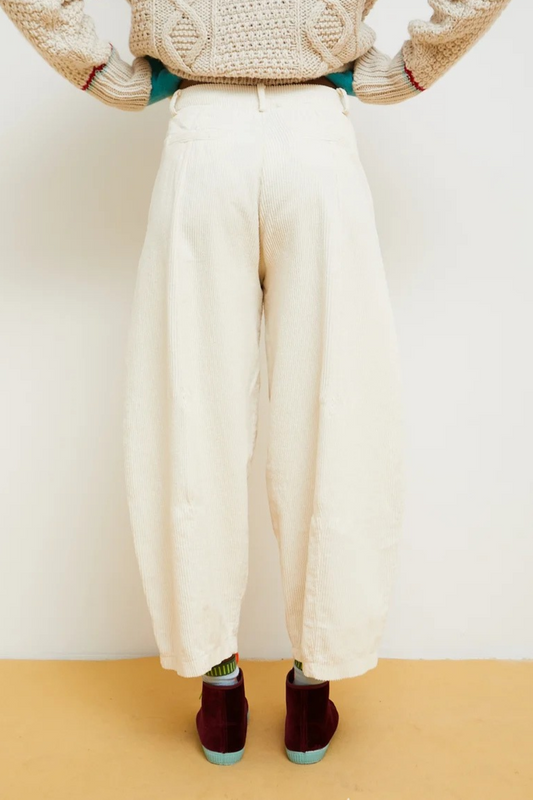 Detalle del pantalón Dado de Dr Bloom en pana cruda con textura marcada, cintura estructurada y bolsillos laterales