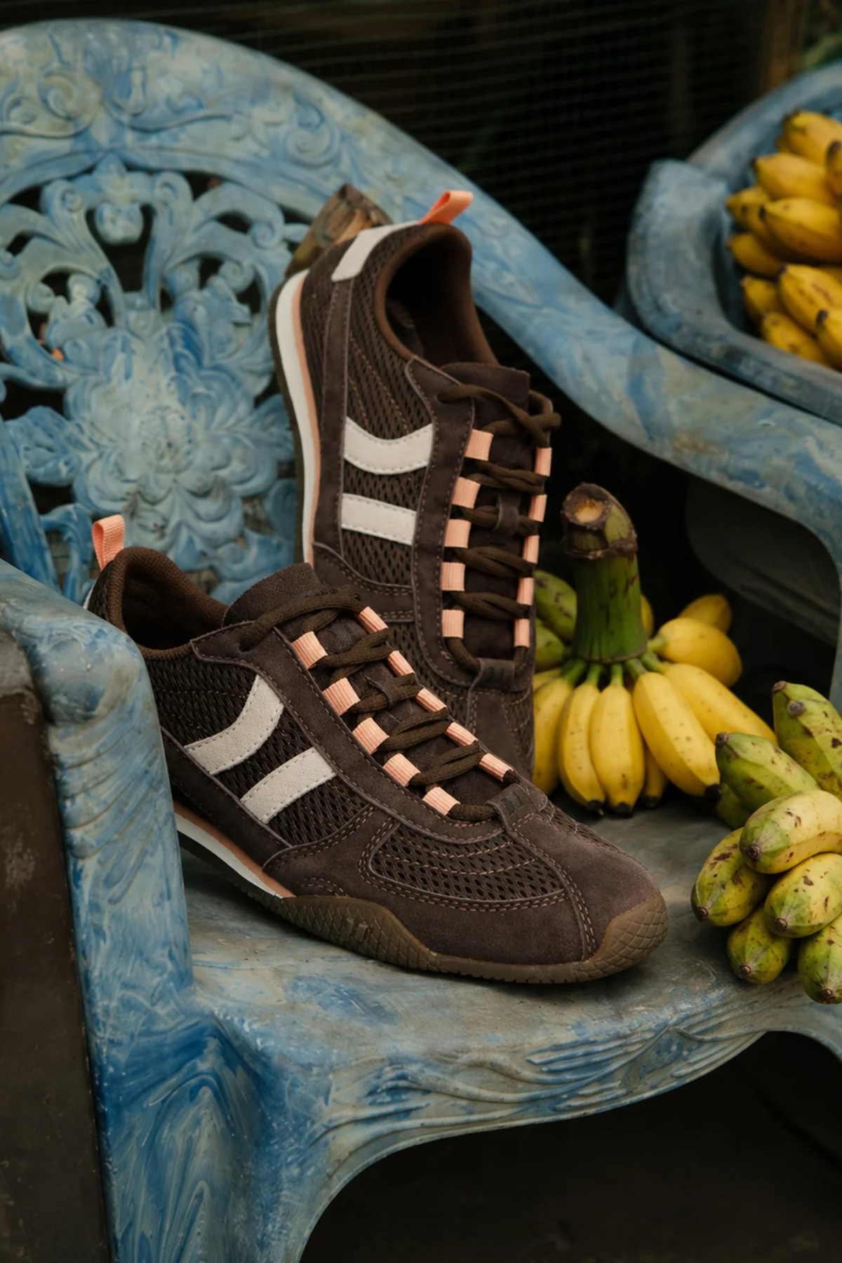 Detalle de las zapatillas Coolway Nilo Raw Cacao con malla transpirable, refuerzos de serraje y suela de goma caramelo