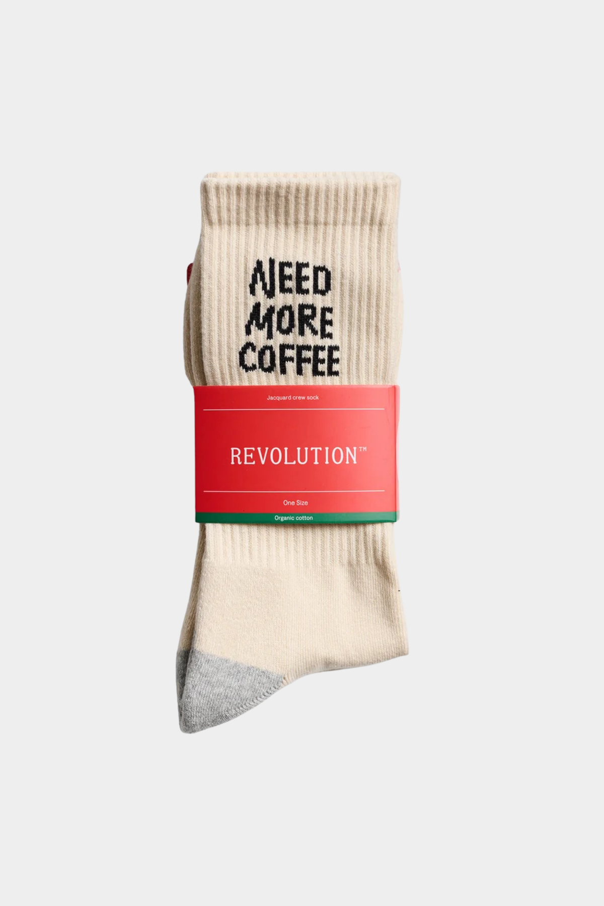 Detalle de los calcetines Revolution Offwhite con mensaje Need More Coffee, canalé vertical y talón gris