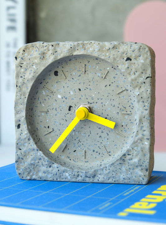 Reloj decorativo Helio Ferretti Raw Gris cuadrado con efecto piedra y acabado rugoso.