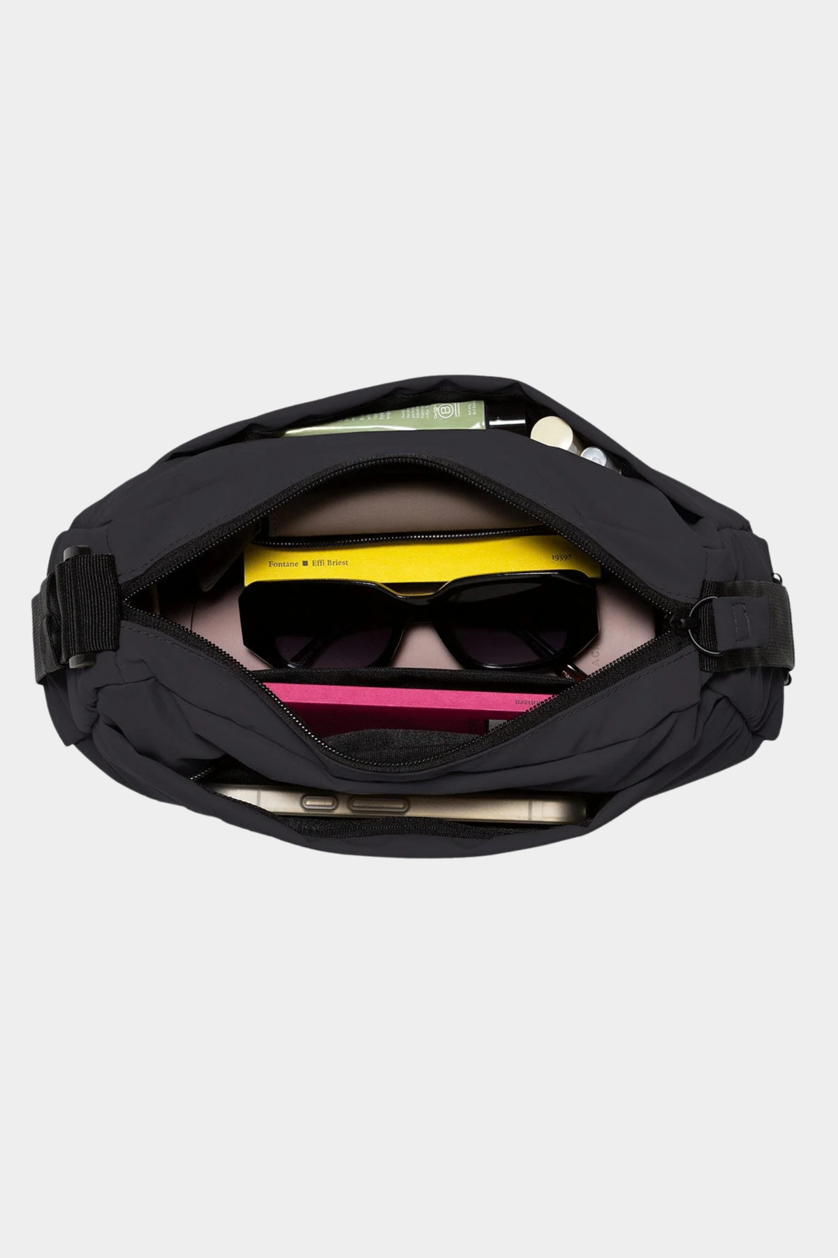Interior del bolso Ucon Acrobatics Emi Puffy negro con bolsillos organizadores y compartimentos con cremallera