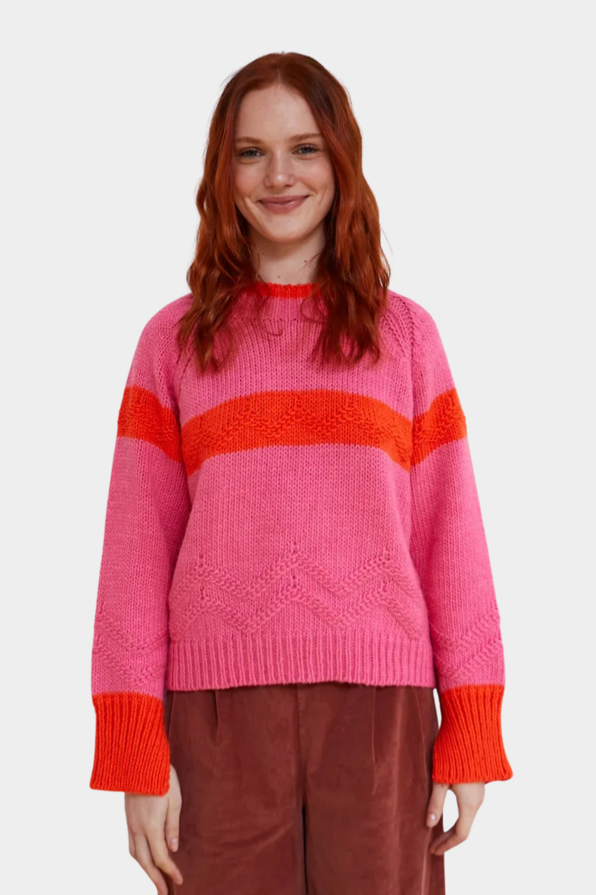 Jersey Caramelo de Dr Bloom para mujer en rosa con franjas naranja, cuello redondo y punto grueso