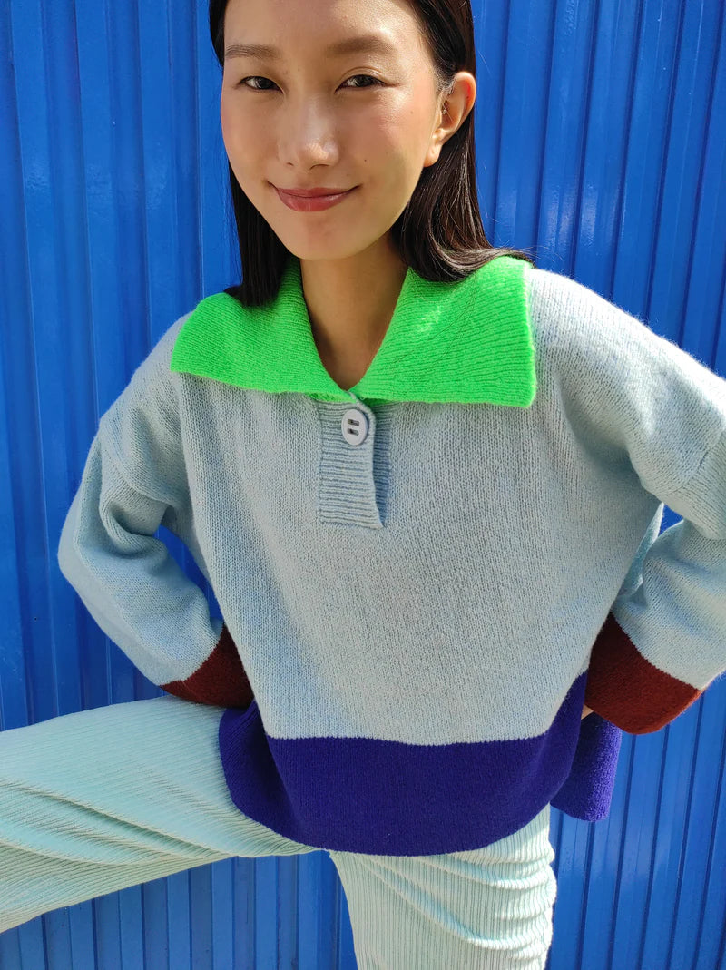 Jersey Sail Azul de Dr. Bloom con cuello verde flúor y bajo asimétrico