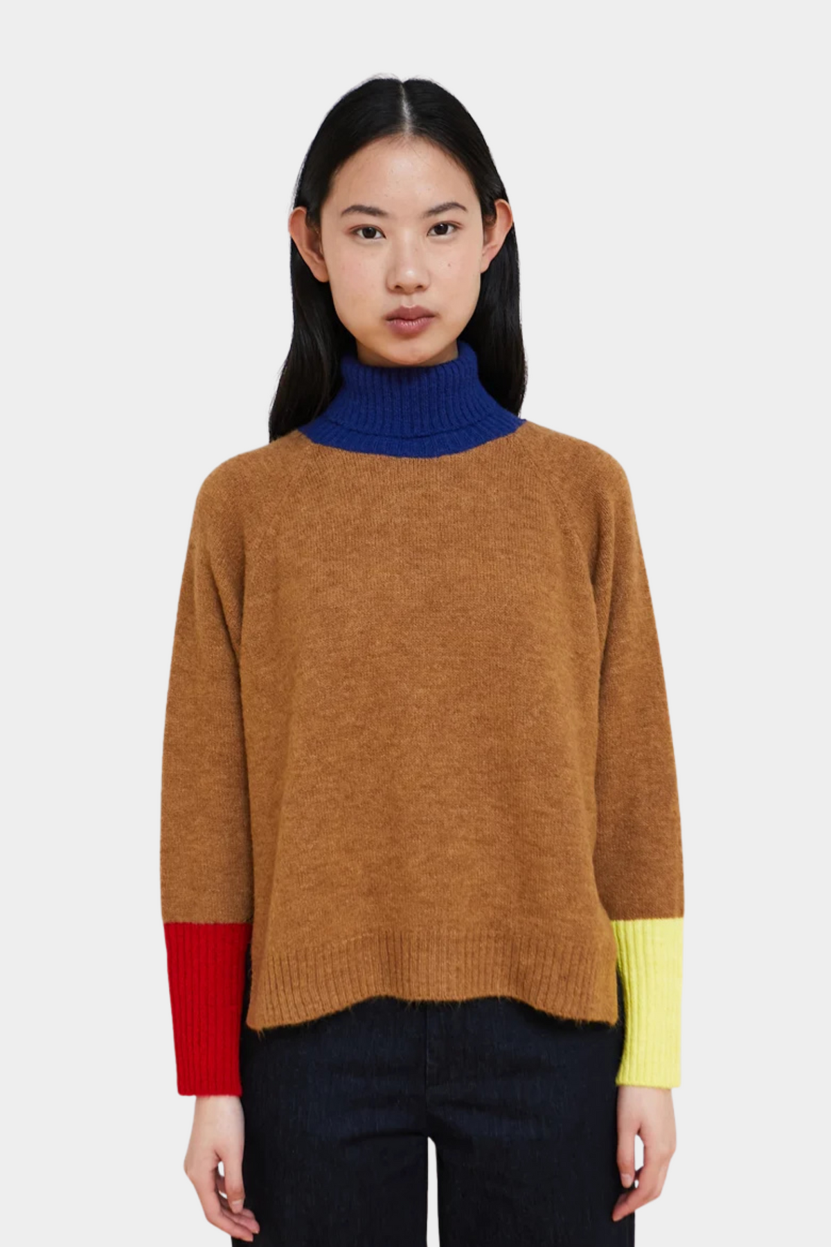 Jersey Giggle de Dr Bloom para mujer en camel con cuello alto azul eléctrico y puños bicolor