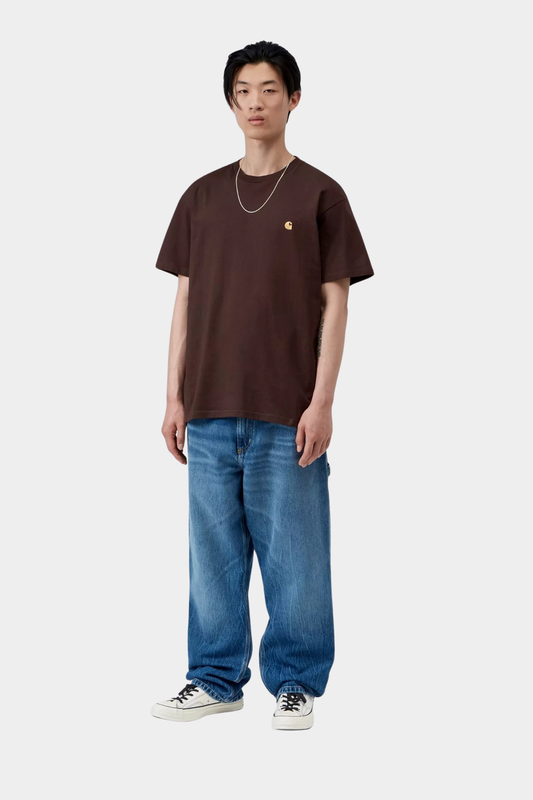 Look de hombre con camiseta Carhartt WIP S/S Chase Palisander, marrón con logo dorado bordado en el pecho