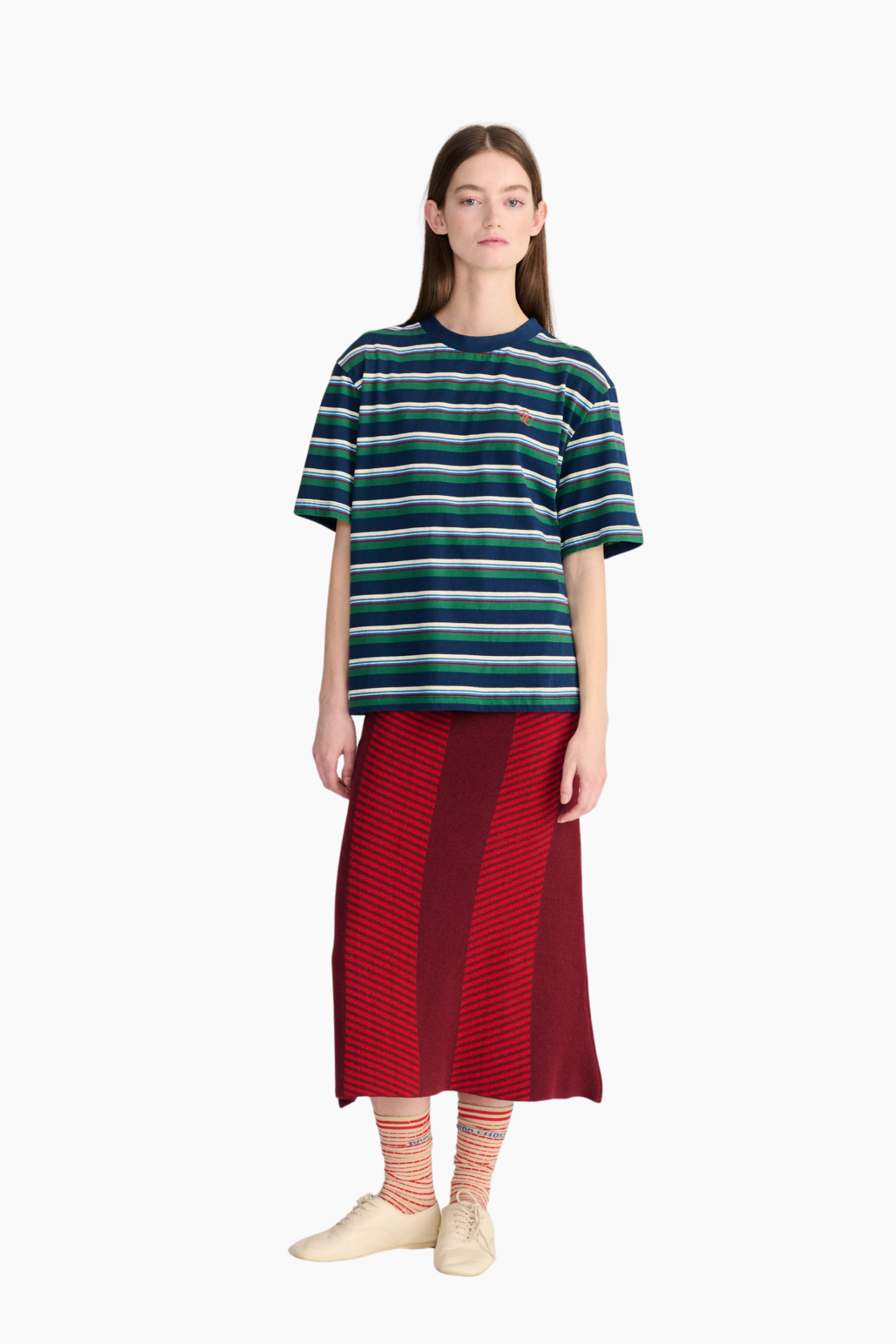 Look de mujer con camiseta de rayas Bobo Choses de corte relajado combinada con falda roja