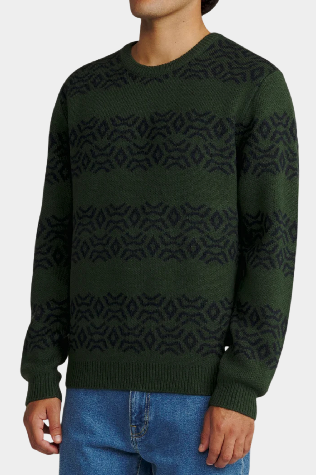 Jersey Villager de Katin USA puesto en hombre, con corte clásico, cuello redondo y estampado geométrico verde