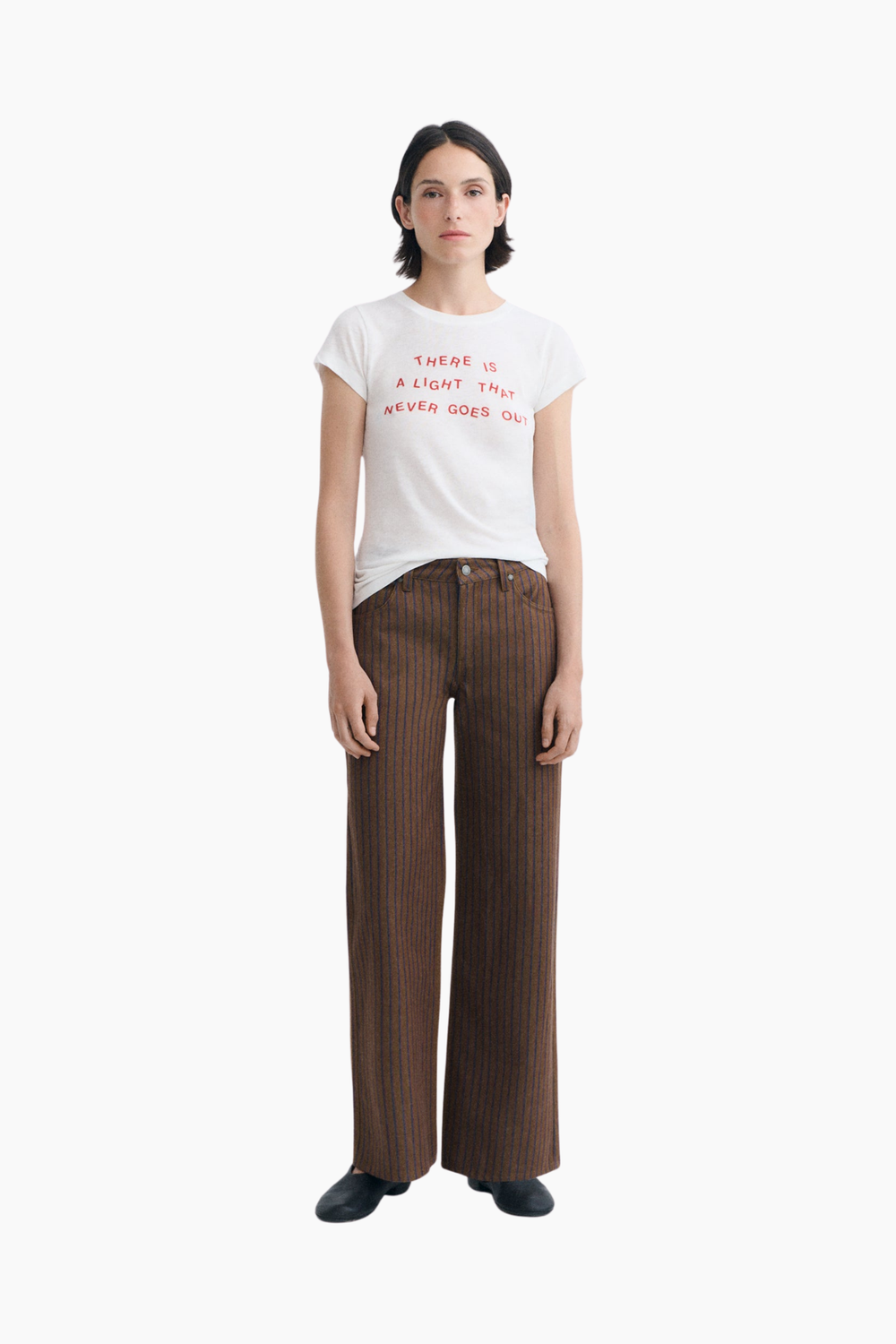 Look de mujer con pantalón de rayas marrones Kettan de Thinking Mu, pierna recta y camiseta blanca