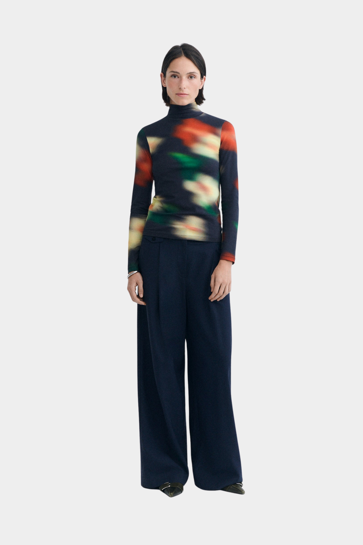Top Ellen Bloom de Thinking Mu puesto, con manga larga, corte slim y dibujo difuminado multicolor