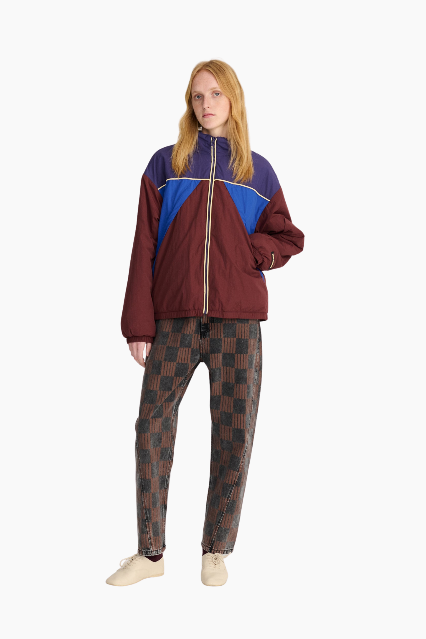 Look de mujer con vaqueros estampados Almost Moiré de Bobo Choses combinados con chaqueta color block