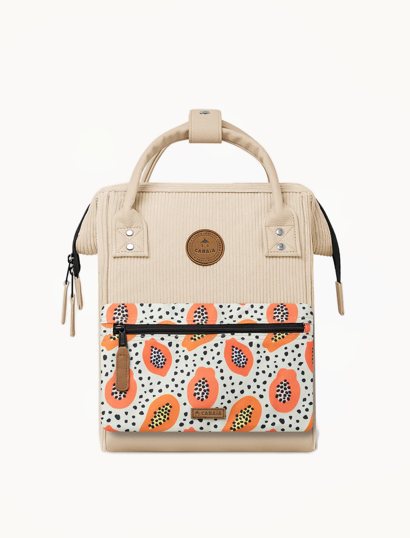 Mochila Cabaïa Adventurer Mini Cream con bolsillo frontal estampado en tonos naranja, azul y crema