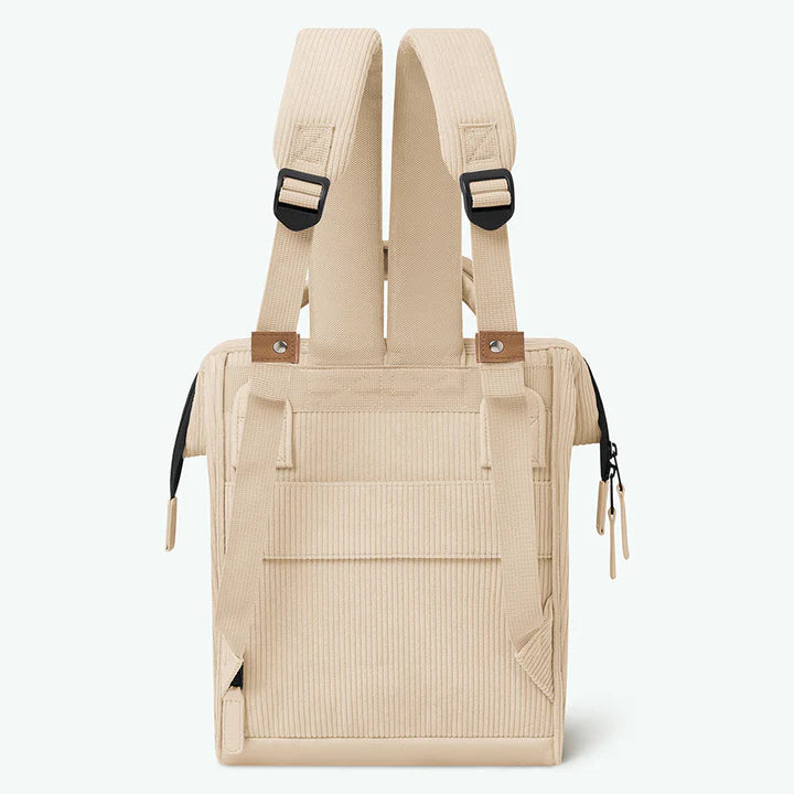 Parte trasera de la mochila Cabaïa Adventurer Mini Cream con correas acolchadas y bolsillo oculto