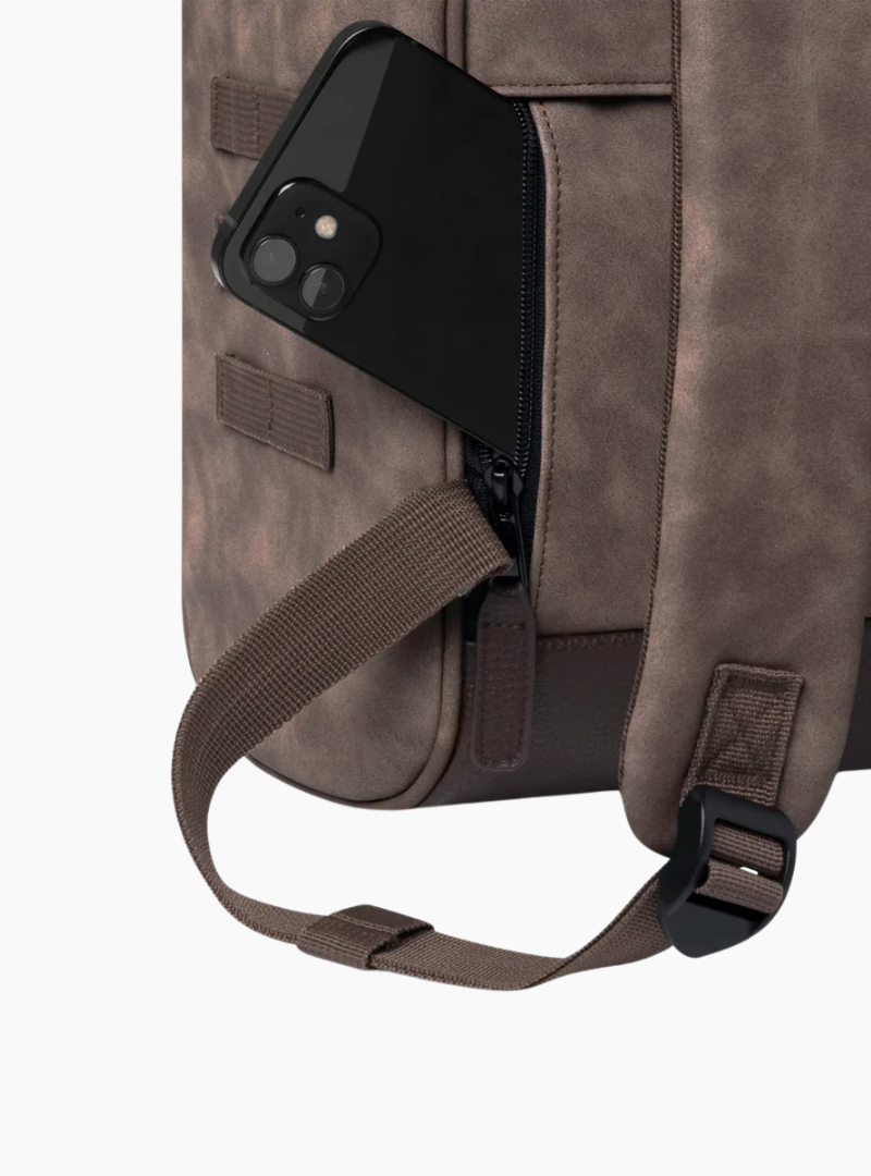 Detalle trasero de la mochila Cabaïa Adventurer Medium Papeete con correas acolchadas y cinta para maleta
