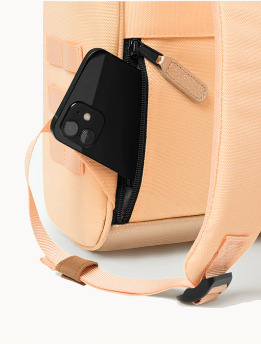 Detalle trasero de la mochila Cabaïa Adventurer San Jose Light Orange con bolsillo oculto y correas acolchadas