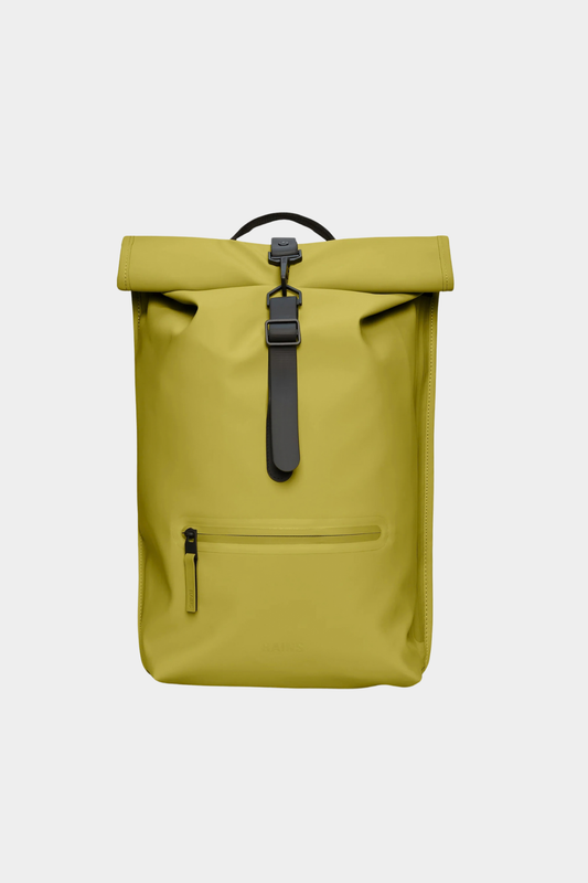 Mochila Rains Rolltop Rucksack Glow de 19 litros con cierre enrollable y acabado impermeable en amarillo